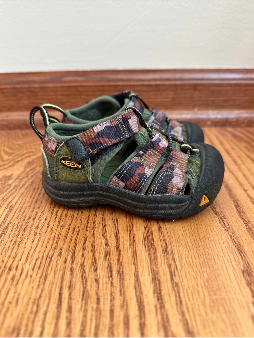 KEEN Newport Sandals Boys Size 4 Toddler Camo